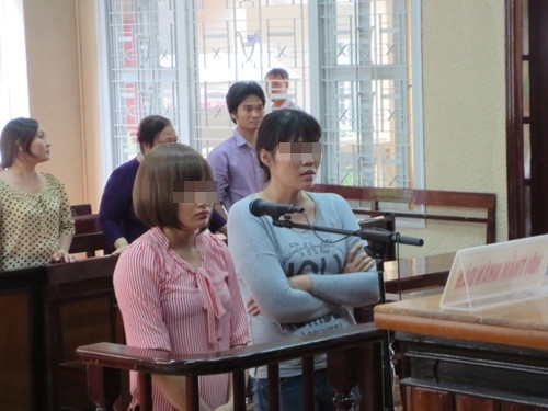
 Trâm Anh và Nguyễn Thị Hương trước phiên tòa.