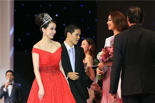 
Hoa hậu Thùy Lâm trao vương miện cho Phạm Hương vào năm 2015.