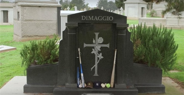 
Phần mộ của cầu thủ bóng chày Joe DiMaggio.