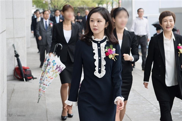 
Jang Nara diện váy sơ mi dài, phần ngực đính cài áo hoa cẩm chướng thanh lịch.