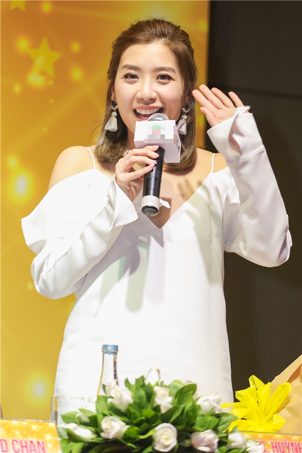 Huỳnh Trí Văn cũng xuất thân từ cuộc thi Hoa hậu Hong Kong. Cô nhận được nhiều giải thưởng trong hơn 10 năm hoạt động nghệ thuật, như: Nữ diễn viên tiến bộ TVB năm 2012, Nữ diễn viên tiềm năng được yêu thích tại MY AOD Favourites Awards năm 2012, Nữ diễn viên tiến bộ tại StarHub TVB Awards năm 2013, Nhân vật truyền hình được yêu thích tại TVB Star Awards Malaysia năm 2013-2015-2016, Nhân vật truyền hình TVB được yêu thích tại StarHub TVB Awards năm 2016. - Tin sao Viet - Tin tuc sao Viet - Scandal sao Viet - Tin tuc cua Sao - Tin cua Sao