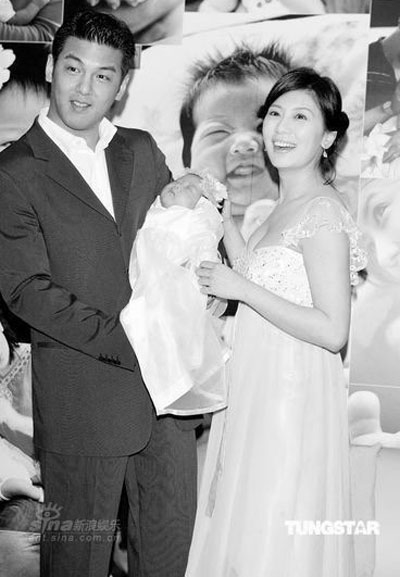 
Vợ chồng Giả Tịnh Văn lần đầu khoe con gái trước công chúng. 