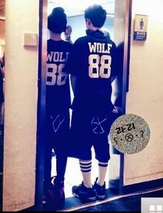 
Các thành viên EXO phải thay phiên nhau canh cửa nhà vệ sinh vì sợ fan cuồng tấn công.