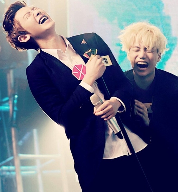 
Chanyeol và Kai không hiểu có chuyện gì mà ôm nhau cười sảng khoái vậy nhỉ?