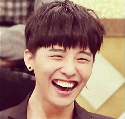 Idol Kpop và những nụ cười “bất chấp” hình tượng “không thể không yêu”