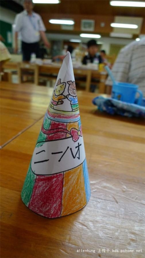 
Đây là món quà mà các em học sinh Nhật tặng, một chiếc mũ nhỏ làm từ tranh do các em vẽ được đặt trên bàn. (Ảnh: Internet)