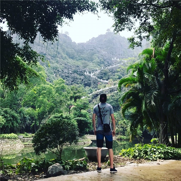 Đường lên đỉnh Núi Múa được lấy cảm hứng từ Vạn Lý Trường Thành của Trung Quốc, từ dưới chân núi đã thấy rõ những bậc thang trắng dẫn lên đỉnh núi, trông giống như đường đến chốn bồng lai tiên cảnh. (Ảnh: Instagram @pille.bo)