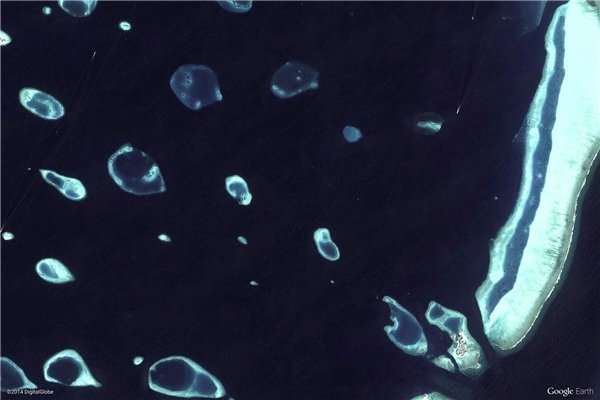 
Quần đảo Guraidhoo tựa như một gia đình sứa khổng lồ phát sáng dưới đáy đại dương. (Ảnh: Google Earth)