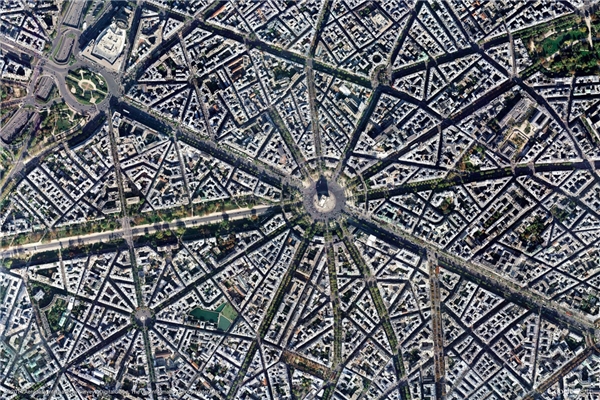 
Thủ đô Paris tráng lệ hiện lên như một mê cung khổng lồ khi chụp từ không gian. (Ảnh: Google Earth)