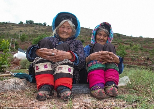 
Hai cụ bà này là một số trong những phụ nữ cuối cùng có đôi bàn chân gót sen còn lại ở Trung Quốc.