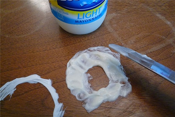 
Bôi một lớp dày sốt mayonnaise lên vết bẩn trong vòng 48 giờ rồi dùng miếng vải mềm lau sạch, các vết bẩn đó sẽ biến mất hoàn toàn.