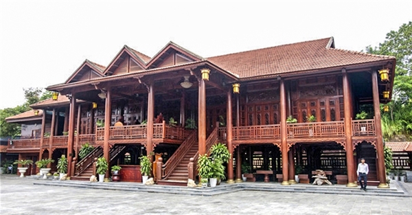 
Cận cảnh ngôi nhà được làm hoàn toàn bằng gỗ lim trị giá hàng trăm tỷ đồng tại Điện Biên.

Mỗi ngày, địa điểm du lịch này thu hút rất đông du khách khắp nơi đổ về.

Theo lối kiến trúc của người dân tộc Thái, nhà sàn gồm 7 gian khách, 3 gian mái, mỗi gian rộng 3,8m.
