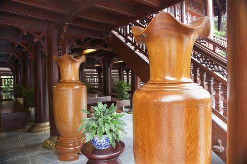 
Những vật liệu bên trong ngôi nhà hoàn toàn đều làm bằng gỗ quý hiếm.

Đôi bình bằng gỗ Ngọc Am, loại gỗ cực kỳ quý hiếm. Theo giới thiệu của BQL, đây là đôi lục bình gỗ Ngọc Am có kích thước lớn nhất tại Việt Nam.
