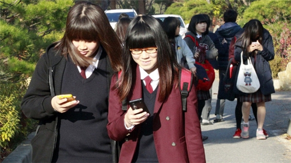 
Chỉ khi ra khỏi trường, học sinh Nhật mới có thể thoải mái sử dụng điện thoại.  (Ảnh: Internet)