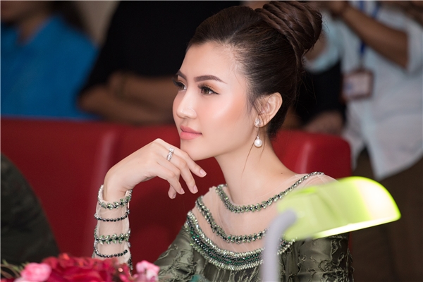 Hoa hậu Ngọc Duyên lộng lẫy đi chấm thi nhan sắc
