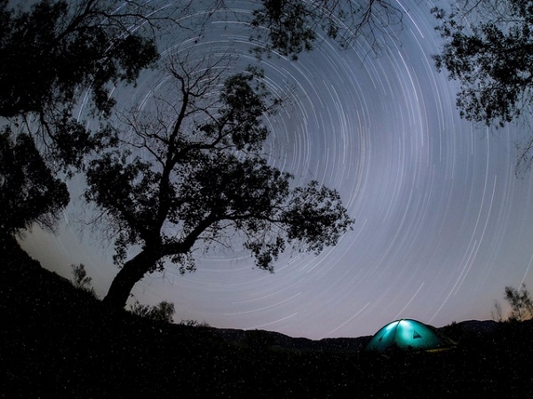 
Những quầng sáng ta nhìn thấy chính là cảnh sao đêm được ghi lại tại Công viên Quốc Gia Altyn-Emel ở Kazakhstan.