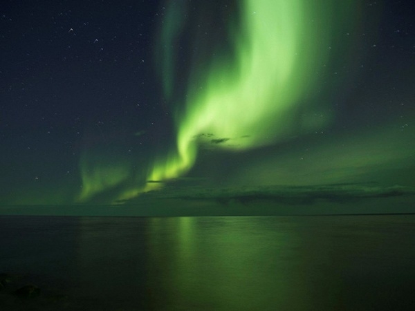 
Cực quang - hiện tượng hiếm hoi được ghi lại tại hồ Great Bear ở Deline, Canada, là hồ lớn thứ tám trên thế giới.