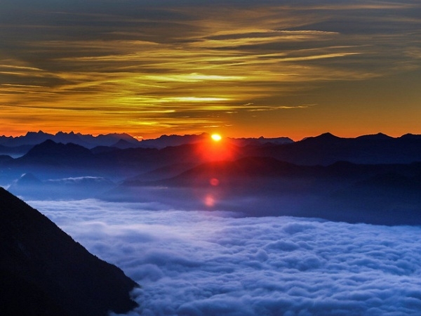 
Khoảnh khắc sương mù dày đặc bắt đầu tan dần sau khi mặt trời nhú lên tại ngôi làng ở Gnadenwald, Áo.