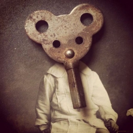 
Một cậu bé với chiếc "mặt nạ" chuột Mickey từ chiếc chìa khóa cũ. 