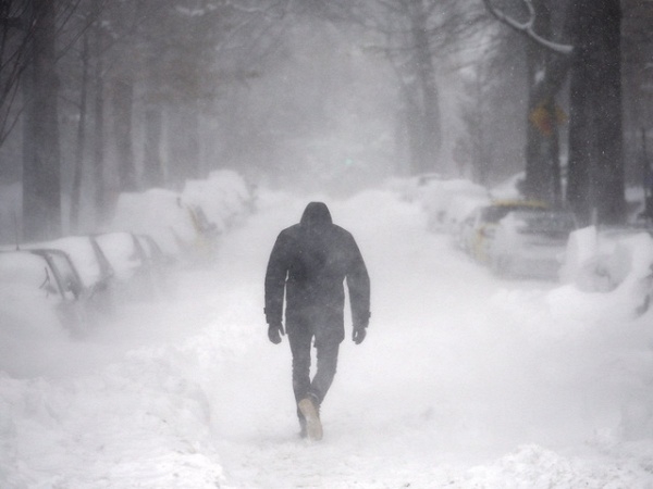 
Một người đàn ông đang vượt qua cơn bão tuyết quét qua thành phố Washington vào cuối tháng Giêng năm ngoái.