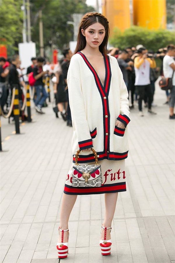 
Hoa hậu Thế giới người Việt tại Úc 2015 Jolie Nguyễn bắt mắt với hai tông màu cam, trắng. Bộ cánh hàng hiệu của Gucci dù trông chất liệu có vẻ hơi dày nhưng rất thoáng mát. Bên cạnh đó, phom rộng, phóng khoáng của trang phục cũng mang đến cảm giác dễ chịu cho người mặc.