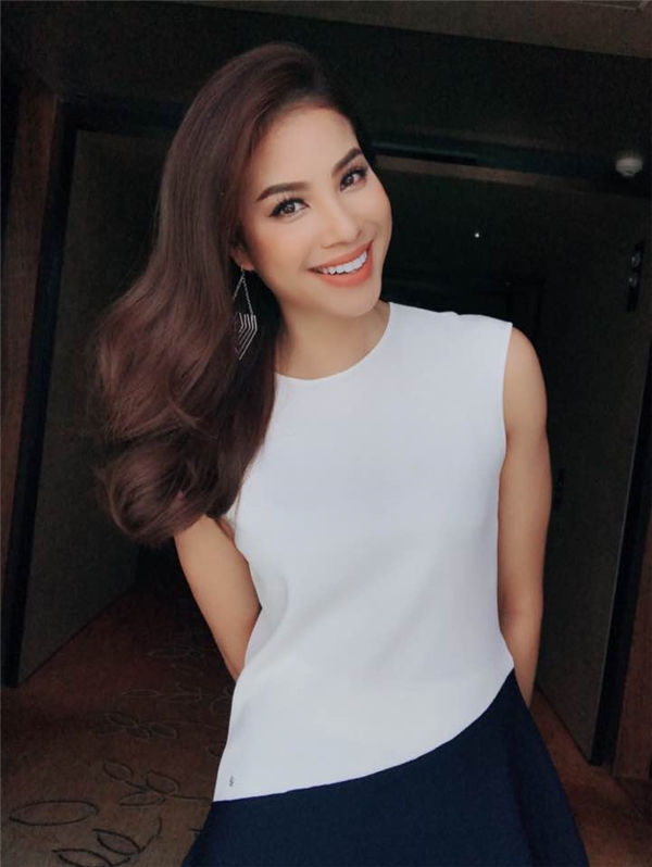 
Hoa hậu Phạm Hương tươi xanh với hai tông màu đen, trắng cổ điển cùng kiểu làm đẹp ngọt ngào, trẻ trung.