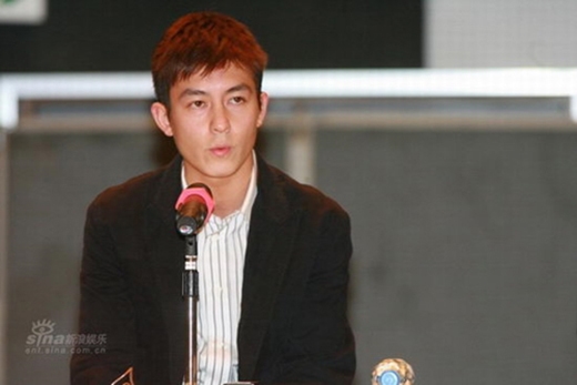 
Trần Quán Hy đã phải họp báo xin lỗi khán giả, người hâm mộ và tuyên bố sẽ "giải nghệ vô thời hạn". 