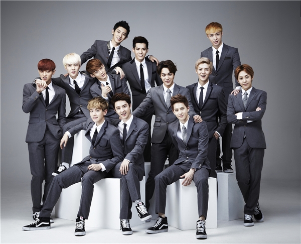 
EXO thời còn đủ 12 thành viên.