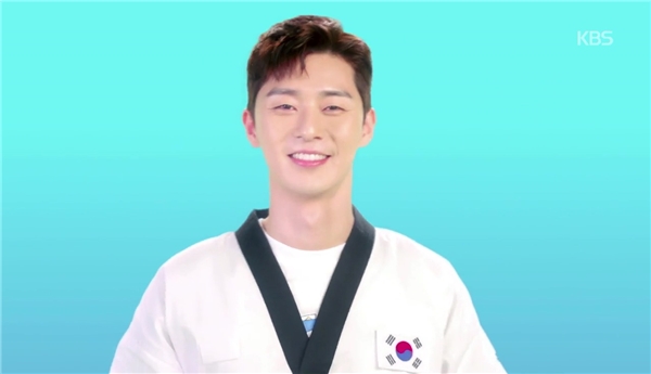 
Go Dong Man (Park Seo Joon) là một nhân viên văn phòng. Anh luôn nhớ về thời trung học khi còn là một ngôi sao Taekwondo của trường. Giờ đây, khi đã không còn nổi tiếng như xưa nữa, anh nhận ra rằng mình không mấy thiết tha công việc văn phòng và quyết định sẽ trở thành một võ sĩ chuyên nghiệp.