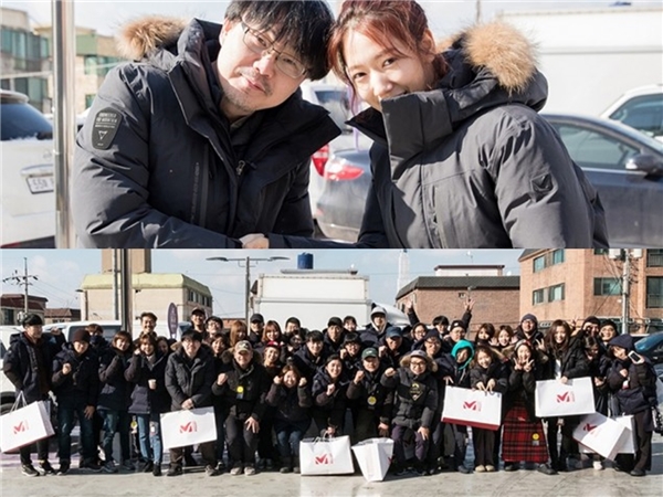 
Park Shin Hye cực hào phóng tặng áo ấm cho tất cả nhân viên đoàn làm phim Silence.