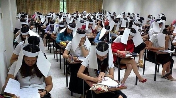 
Một trường học cũng dùng giấy A4 làm thành mũ để các học viên đội lên đầu khi thi cử, tránh nhìn trộm bài bạn.
