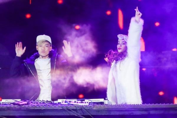 
Hồ Ngọc Hà trình diễn trong một sự kiện EDM năm 2016