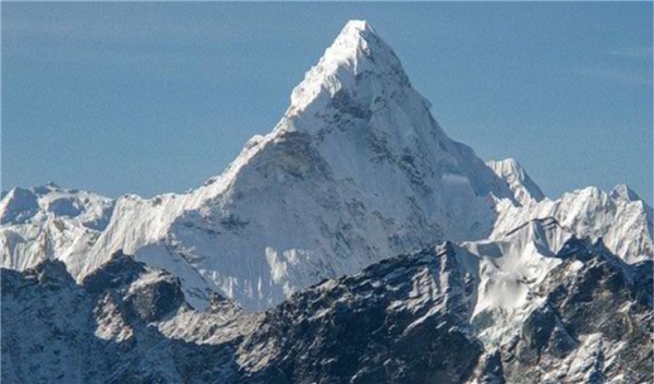 
Chinh phục đỉnh Everest là khao khát muôn đời của những nhà leo núi thực thụ.