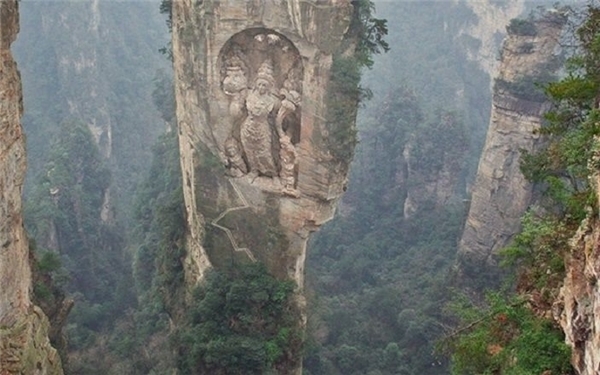 
Ảnh tượng Phật trên vách núi.