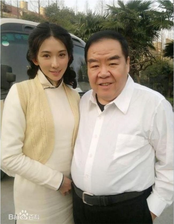 
Trịnh Tắc Sĩ chụp cùng nữ diễn viên Lâm Chí Linh khi hợp tác trong phim Vua bài.