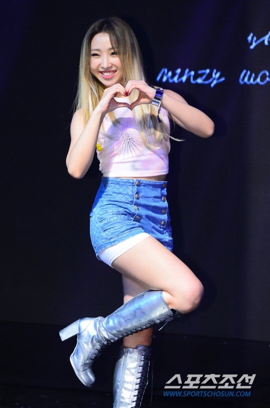 
Minzy đáng yêu trong showcase quảng bá mini album đầu tay của mình.