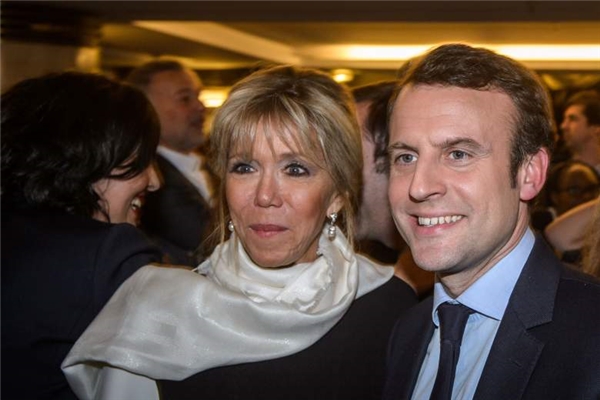 
Vẻ đẹp trai rạng ngời của tân Tổng thống Pháp bên cạnh người vợ lớn tuổi của mình. (Ảnh: Internet)