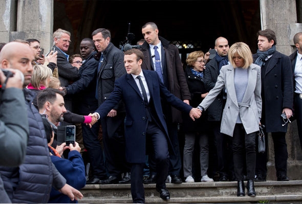 
Macron quyết không buông tay người vợ của mình. (Ảnh: Internet)