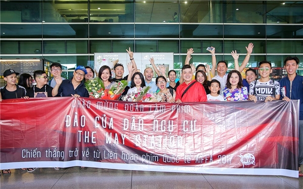 Hồng Ánh, Ngọc Thanh Tâm được chào đón nồng nhiệt ở sân bay - Tin sao Viet - Tin tuc sao Viet - Scandal sao Viet - Tin tuc cua Sao - Tin cua Sao
