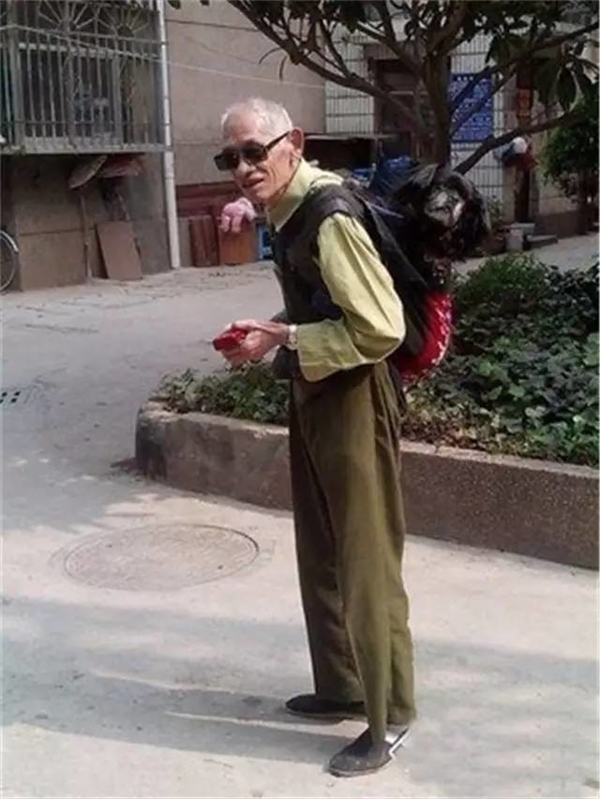 
Ông Vương ngày ngày cõng Tiểu Tiểu trên vai để âu yếm, dỗ dành chú chó già yếu tàn tật. Hình ảnh "đôi bạn già" khiến nhiều người cảm thấy xót xa.
