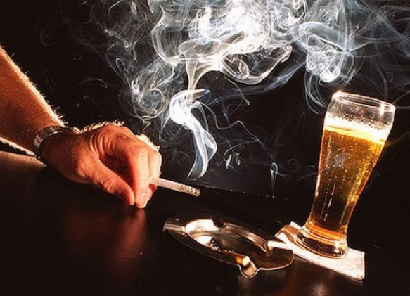  
Thuốc lá, rượu bia là tác nhân phổ biến làm suy yếu tinh trùng. (Ảnh minh họa)
