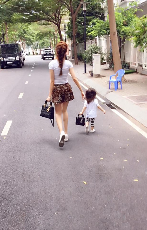 
Cadie Mộc Trà mang túi đôi Lady Dior cùng mẹ xuống phố.