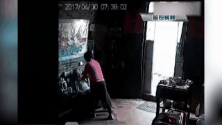 
Hình ảnh cắt ra từ clip cho thấy người phụ nữ giúp việc đang dùng tay bà cụ tự tát vào mặt bà.
