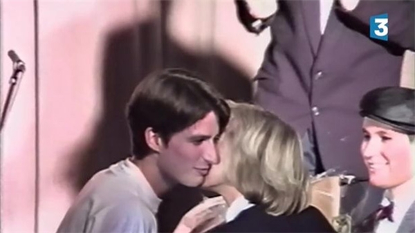 
Nụ hôn đầu của chàng trai Emmanuel Macron và cô giáo tiếng Pháp Brigitte Trogneux khởi đầu cho mối tình cổ tích. (Ảnh: Internet)