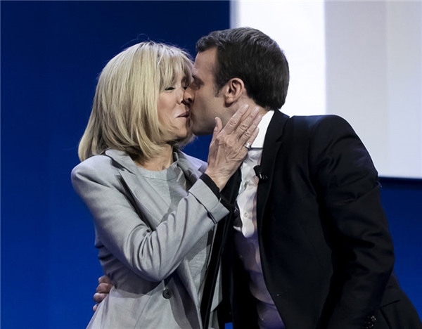 
Ngài Tổng thống trẻ Emmanuel Macron đã dành cho vợ mình một nụ hôn ngọt ngào và vẫn đượm vị tình yêu như nụ hôn đầu từ 24 năm về trước. (Ảnh: Internet)