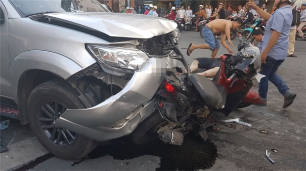 Tai nạn liên hoàn ở Phú Nhuận: Ô tô húc văng xe máy tông móp 2 taxi