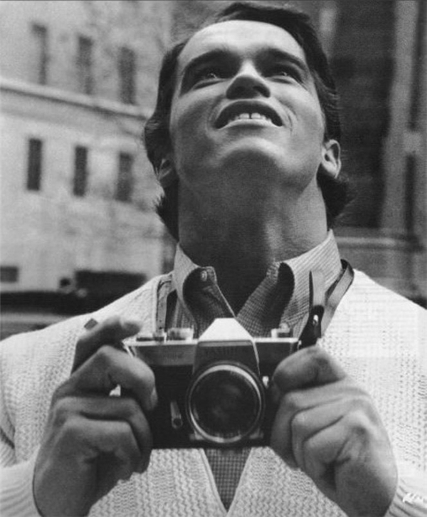 
Bạn có cảm thấy niềm vui, sự phấn khích và cả đôi chút tò mò sợ hãi trong đôi mắt của chàng trai trẻ Arnold Schwarzenegger trong bức ảnh vào ngày đầu tiên anh đặt chân đến thành phố New York hoa lệ vào năm 1968? Vào giây phút ấy, không biết Arnold có nghĩ rằng mình sẽ trở thành một trong những tượng đài xuất sắc nhất của phim hành động Hollywood?
