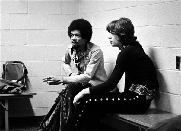 
Hai tinh hoa của làng nhạc rock Jimi Hendriz và Mick Jagger đang trò chuyện hồi năm 1969. Những chàng trai tài năng và là biểu tượng âm nhạc thời bấy giờ có lẽ đã bàn rất nhiều về âm nhạc.