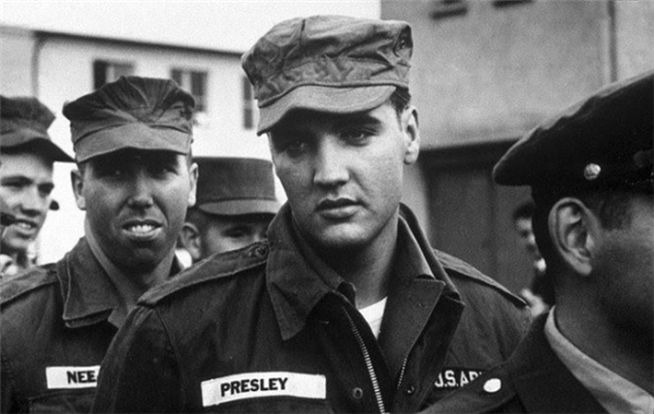 
Elvis Presley trong trang phục quân nhân vào năm 1958. Lúc ấy, ông đã được công chúng biết đến như ca sĩ nhạc rock lừng danh. Thời điểm đó ông đã được mệnh danh là “Ông hoàng dòng nhạc Rock 'n' Roll”. Bạn có hiểu cảm giác cũng những người cùng trong quân ngũ với "ông hoàng" sẽ như thế nào không? 