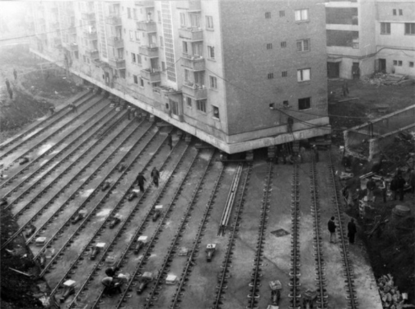 
Một căn hộ 7,600 tấn đã được di dời để xây đại lộ ở Alba Iulia, Romania vào năm 1987. Nó có thể gây nguy hiểm ở nhiều mặt. Địa chất của thành phố có thể bị ảnh hưởng nghiêm trọng